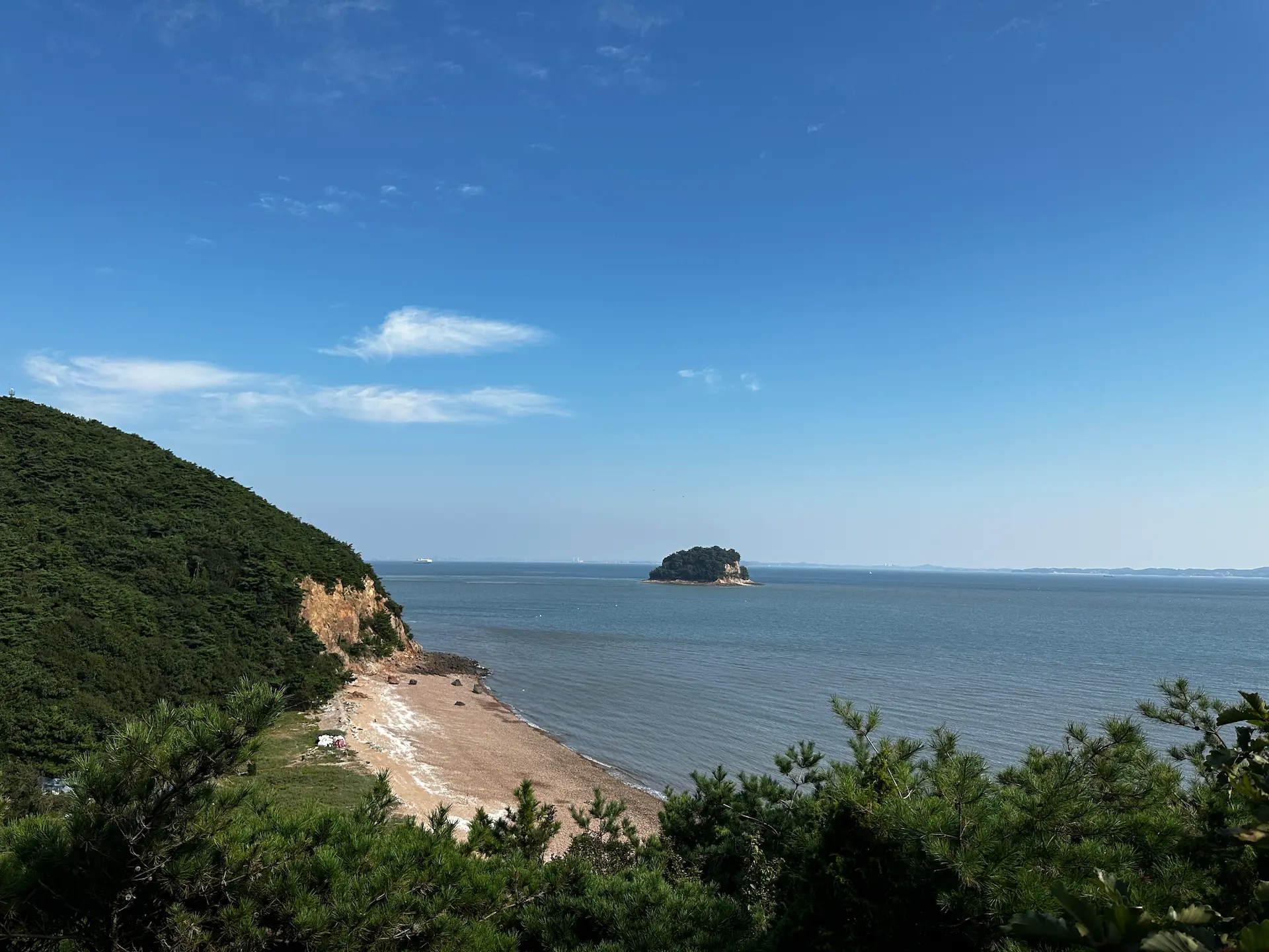 산행 중 보이는 해안